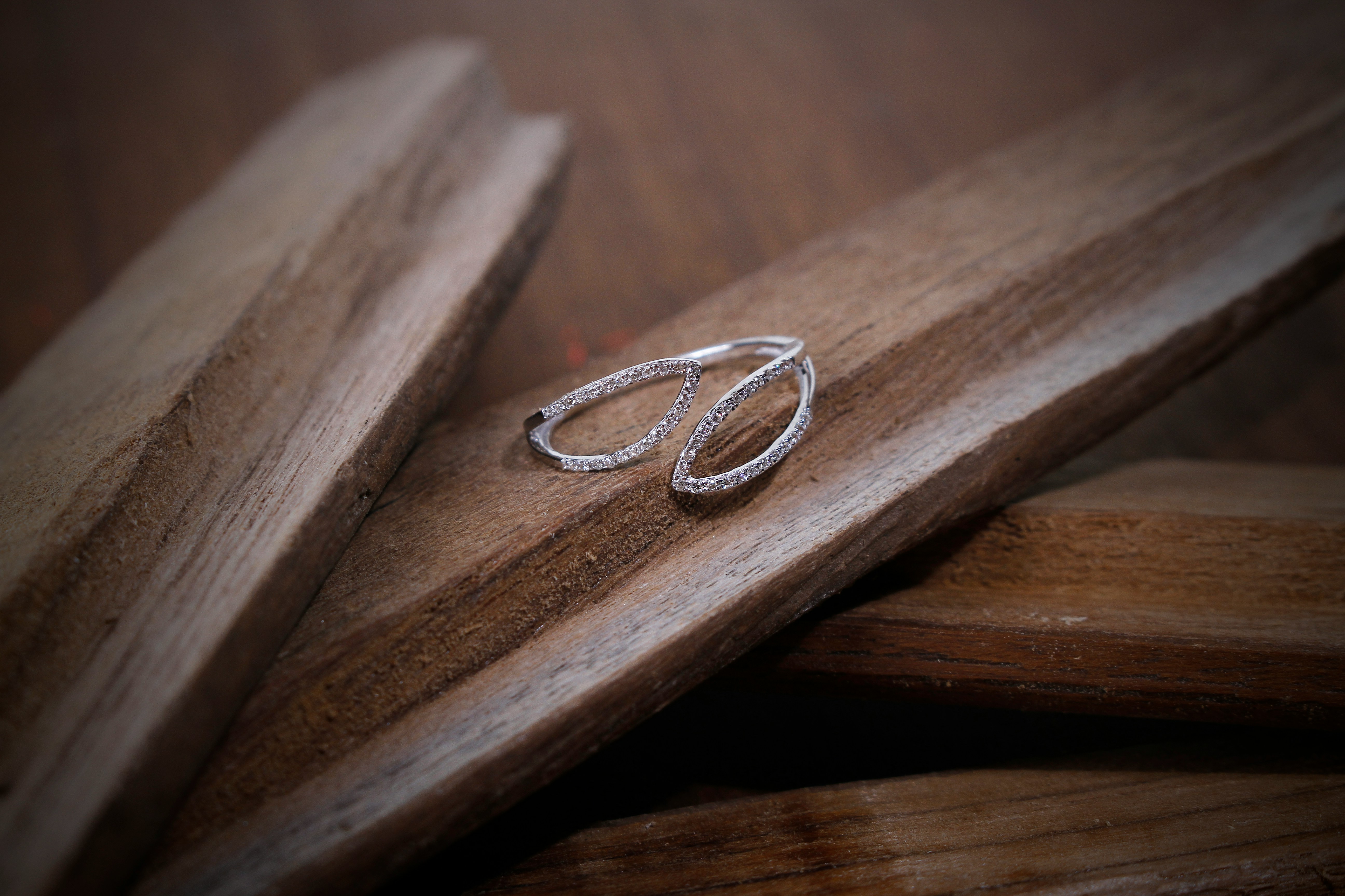 Bague pavée diamants sur bois