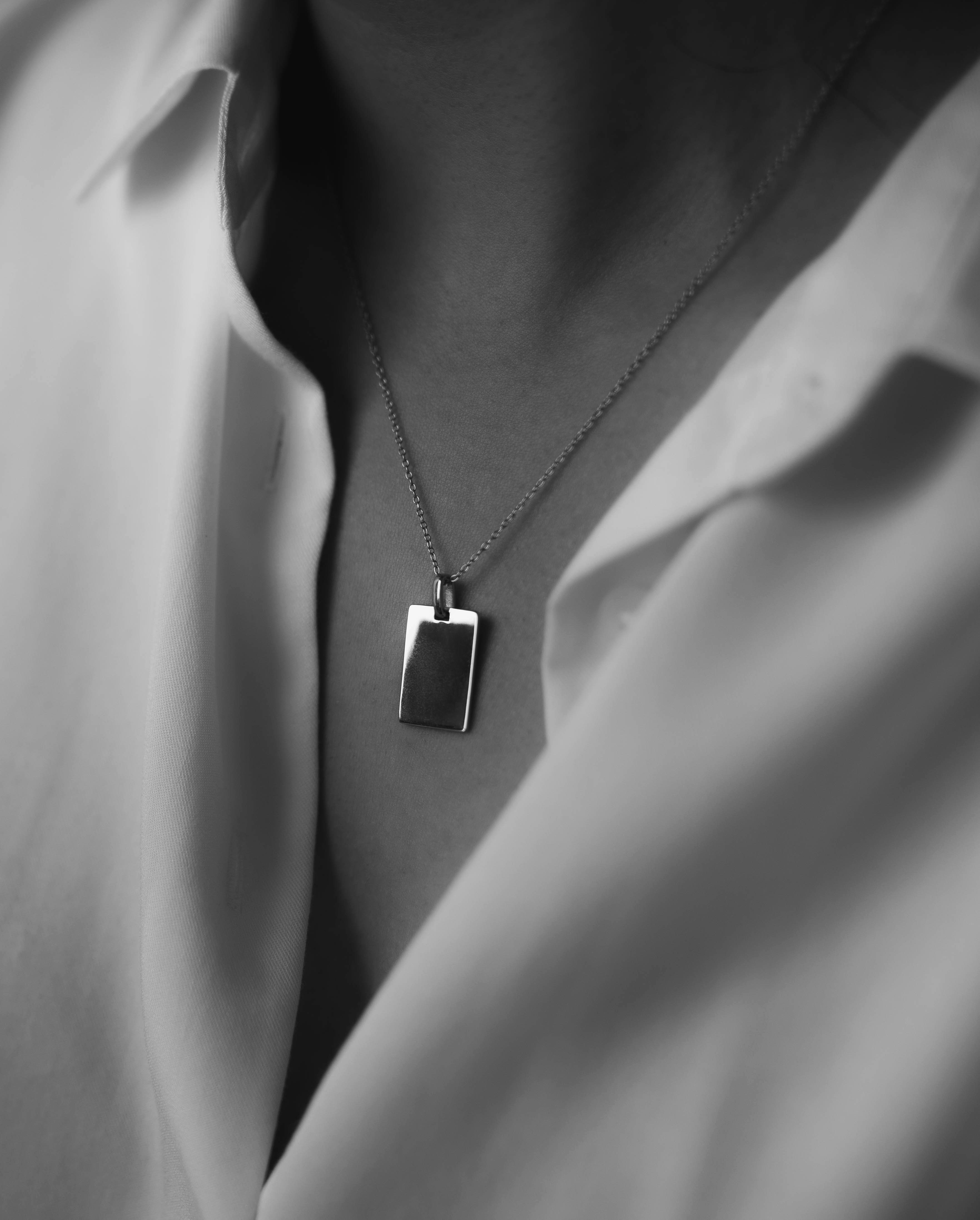 Collier médaillon porté