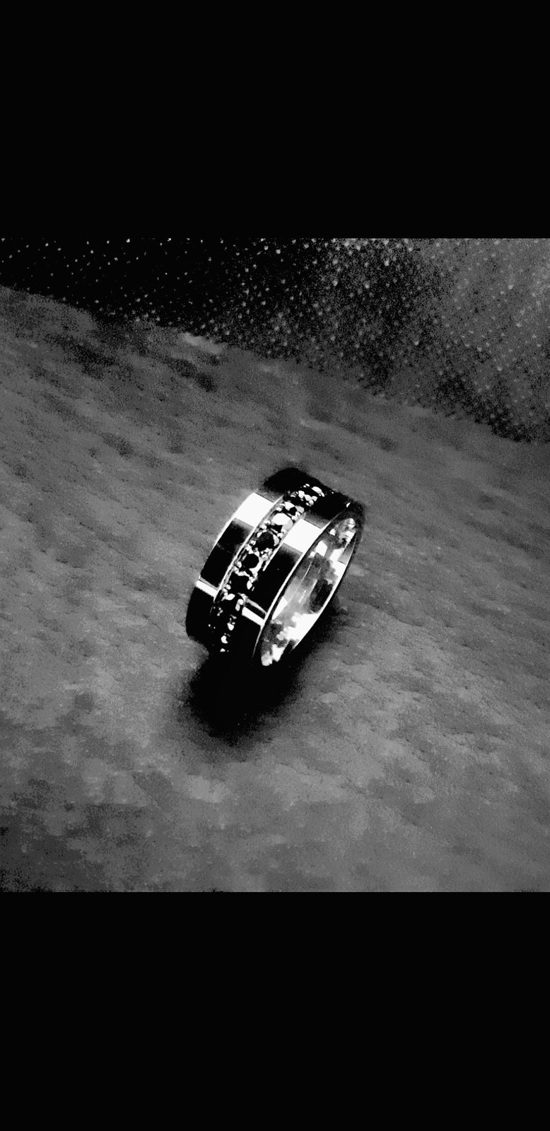 Alliance en or sertie d'une ligne de pierres noires