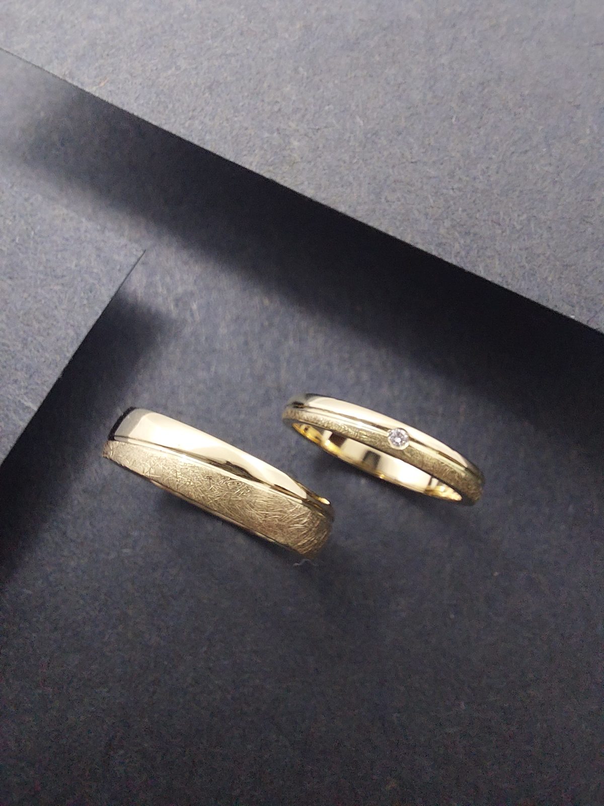 Paire d'alliances en or, l'une sertie d'un diamant