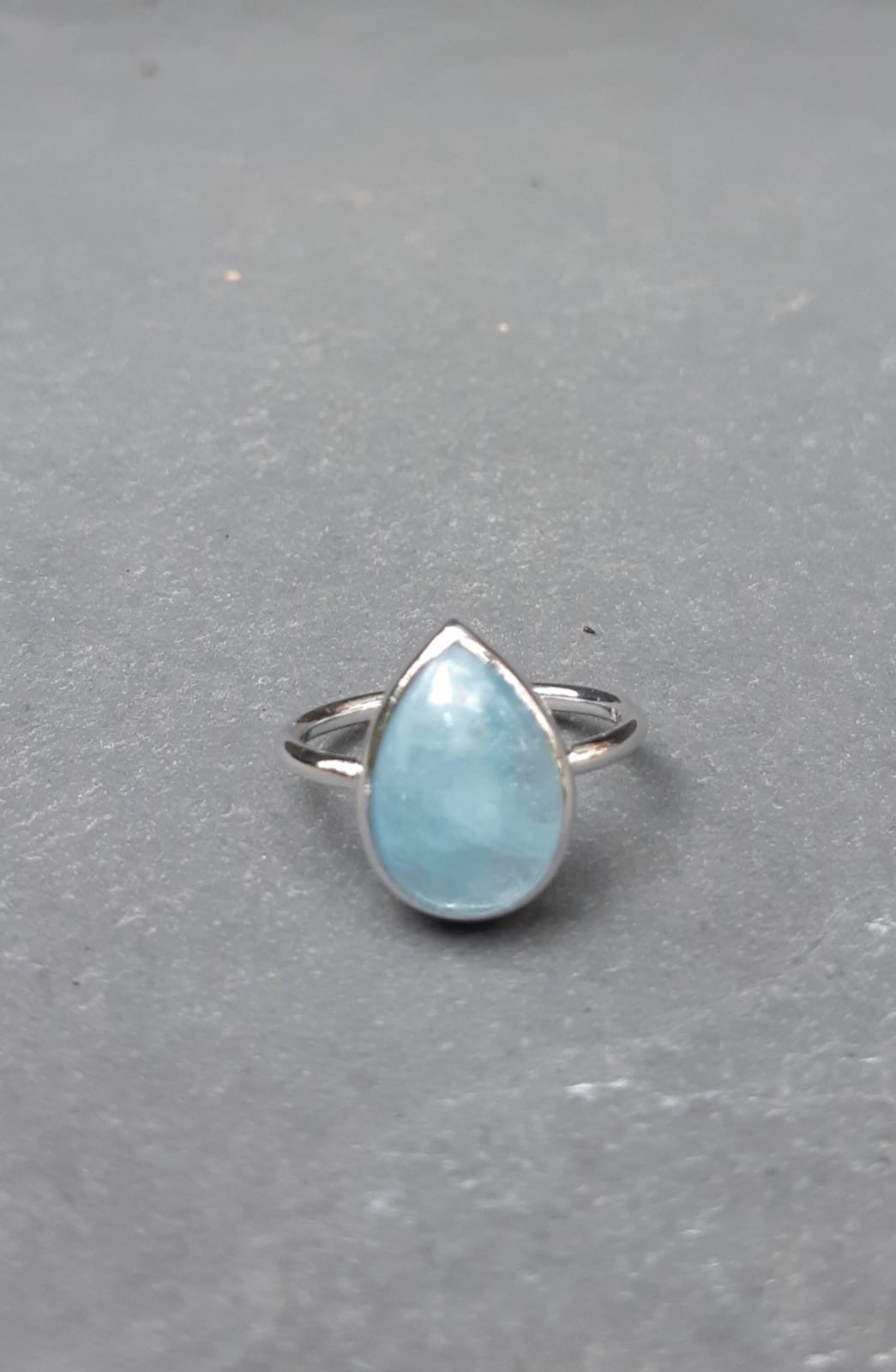 Bague en or sertie d'une aigue-marine en goutte