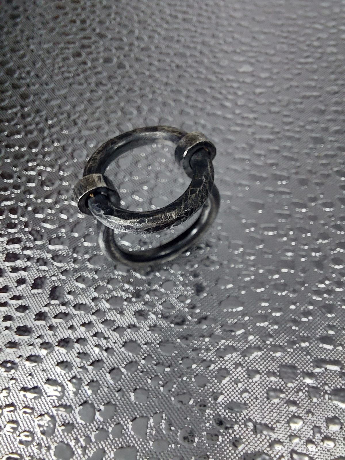 Bague à anneaux entrelacés en argent noirci