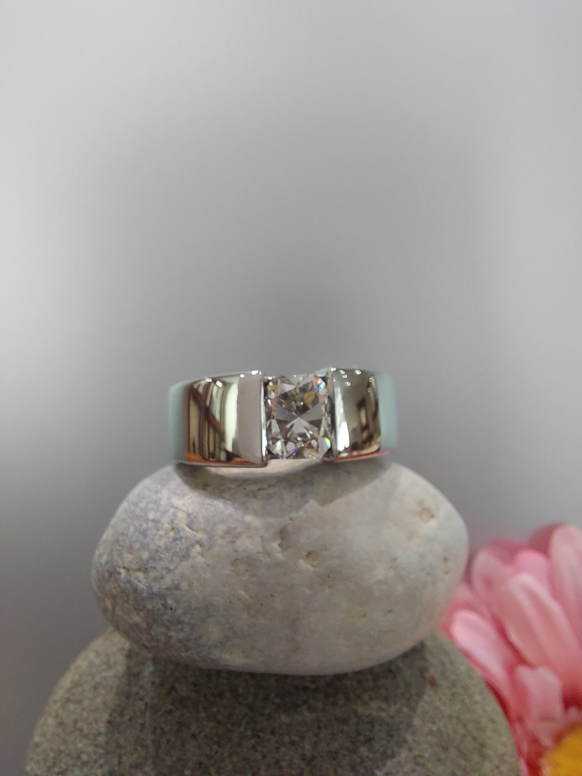 Bague bandeau sertie d'un diamant