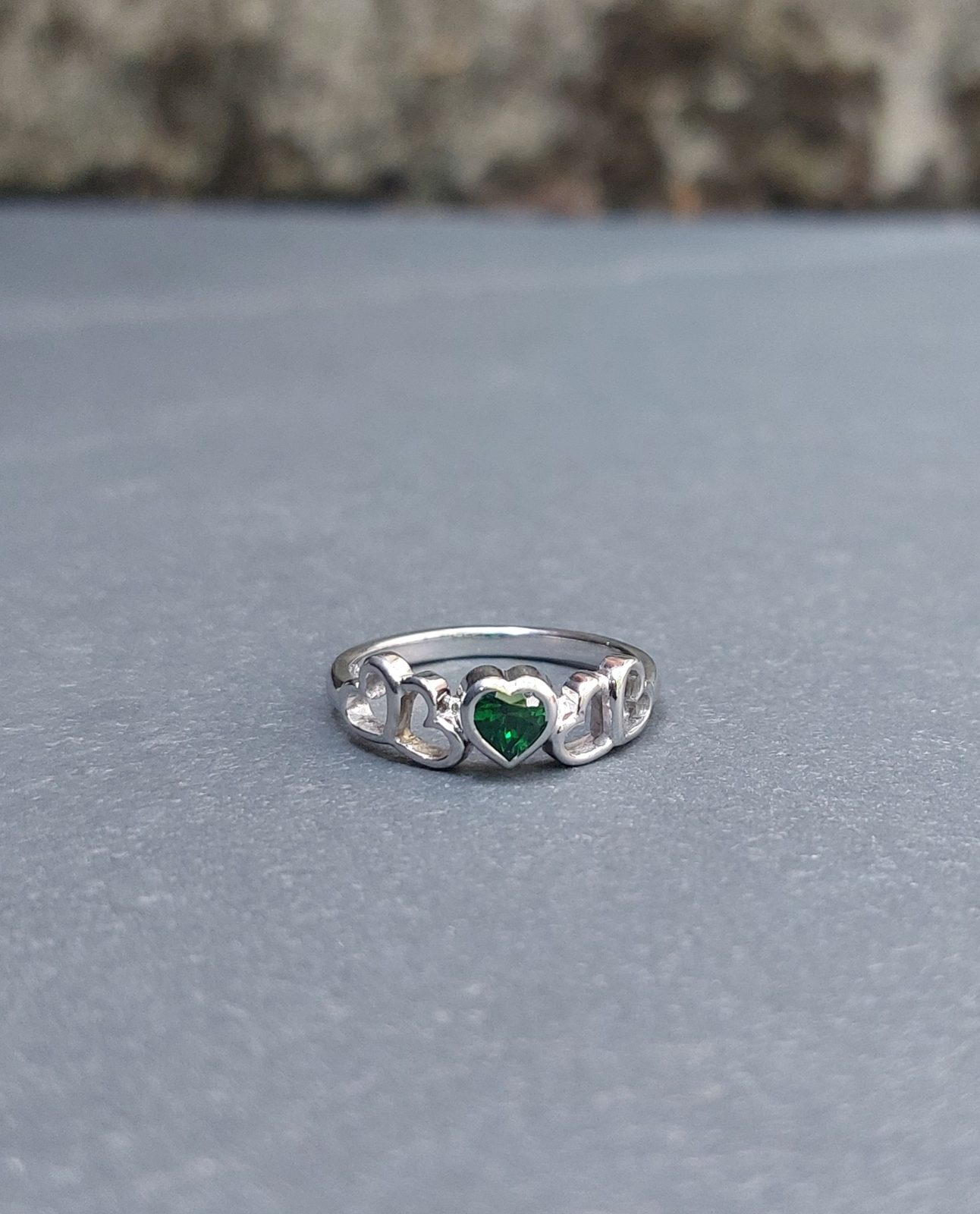 Bague en or blanc sertie d'une pierre verte en cœur