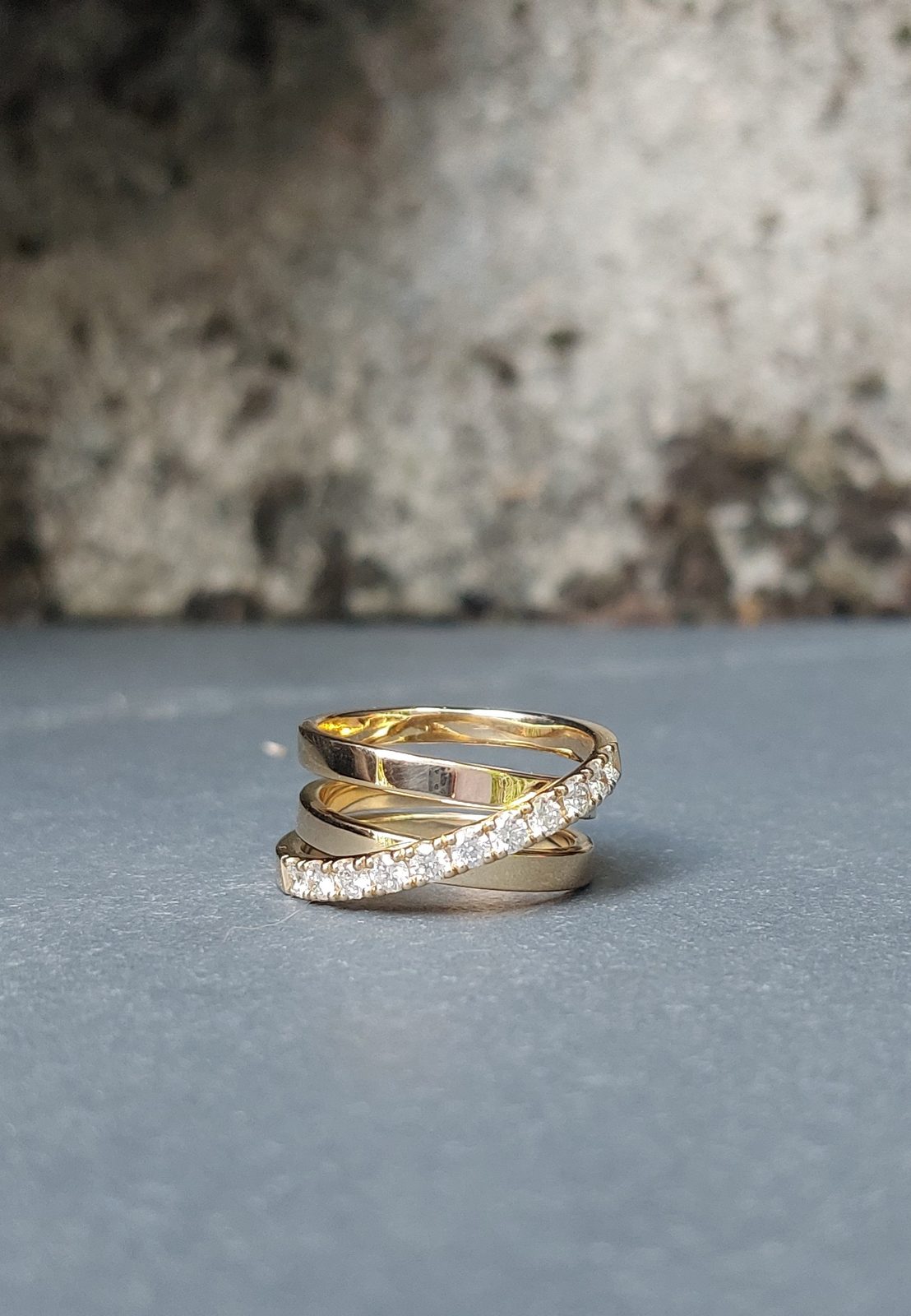 Bague croisée en or pavée de diamants