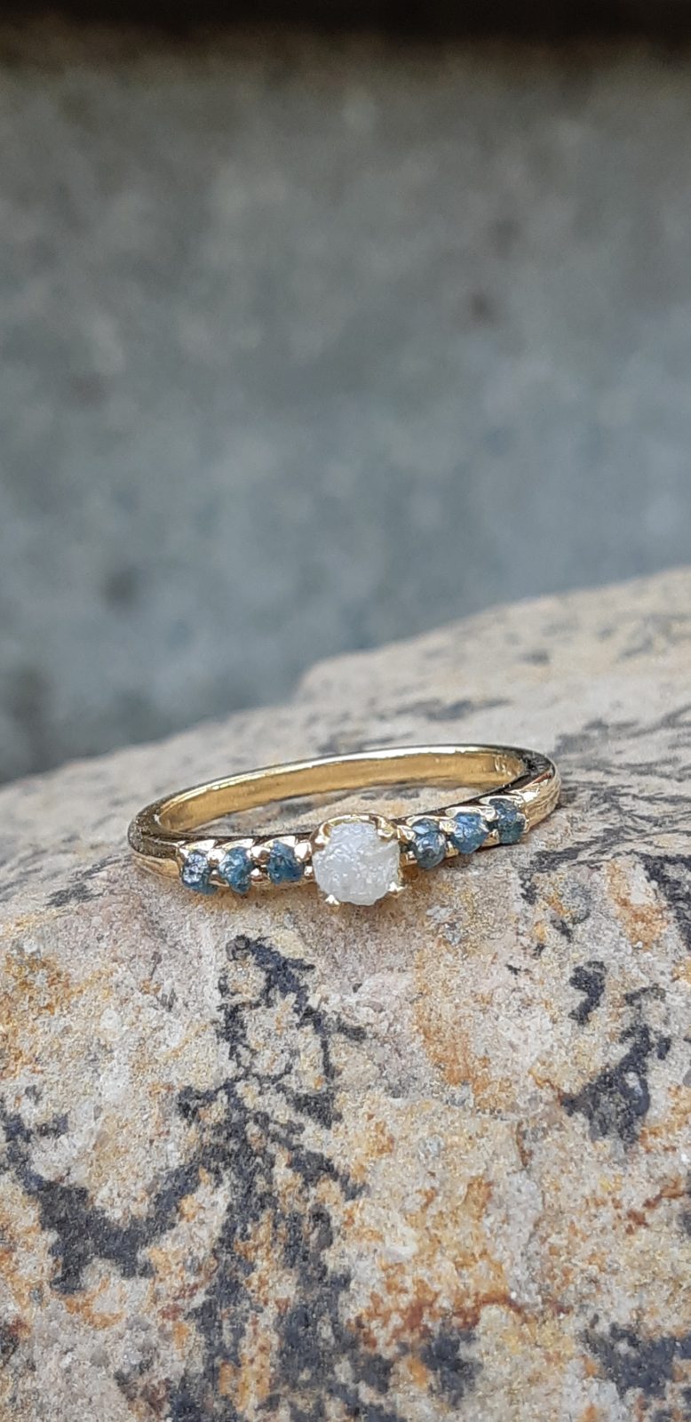 Bague en or sertie d'un diamant brut et de pierres bleues