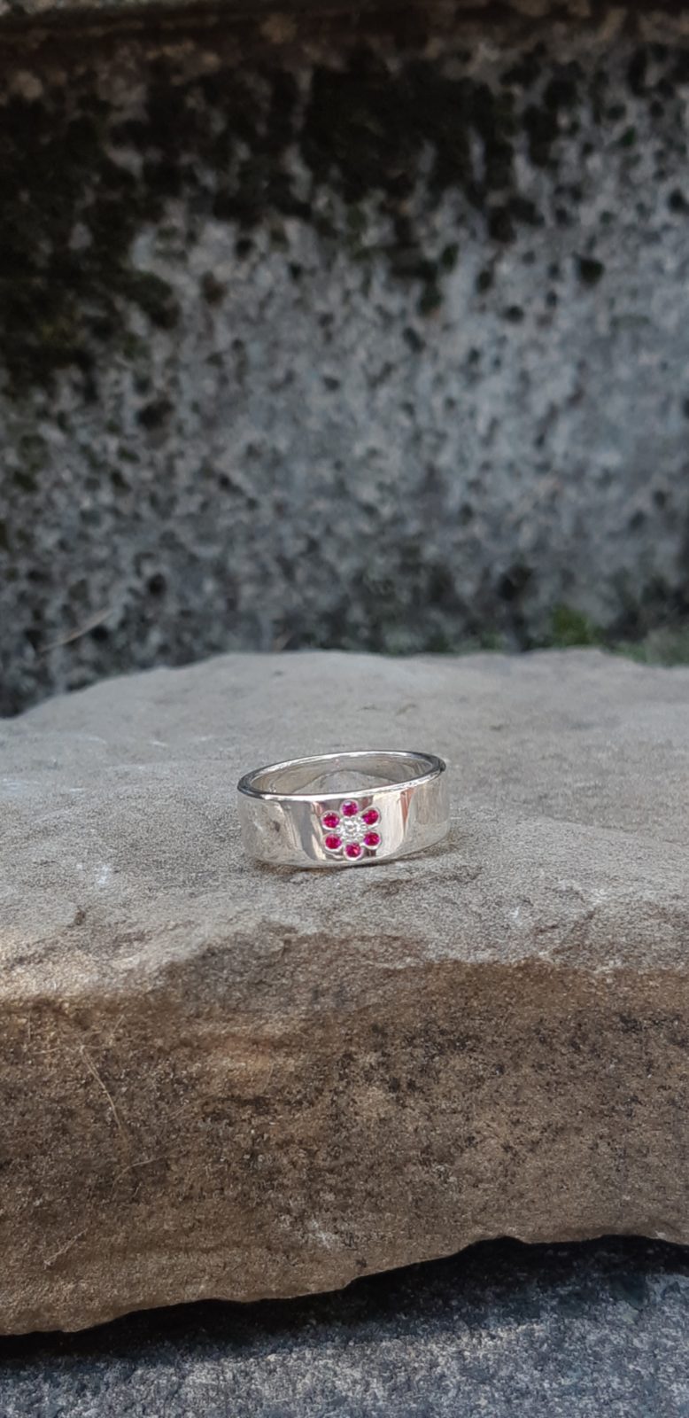Bague en or au motif de fleur serti de rubis et d'un diamant