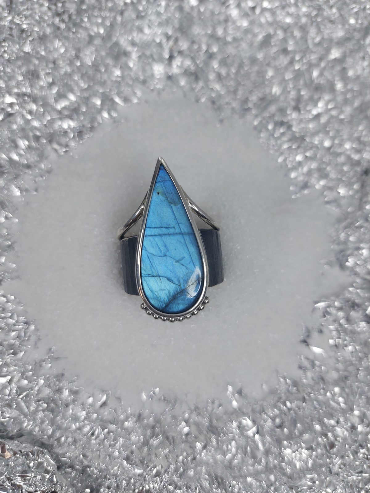 Bague en argent sertie d'une labradorite en goutte