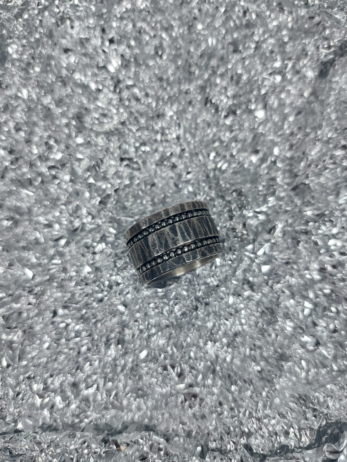 Bague large en argent oxydé ciselé