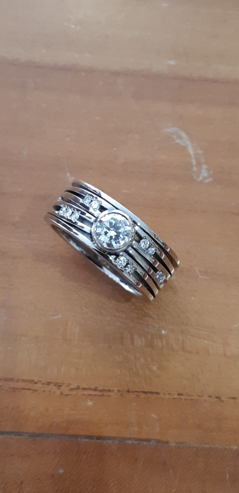 Bague large en or à fils superposés sertie de diamants