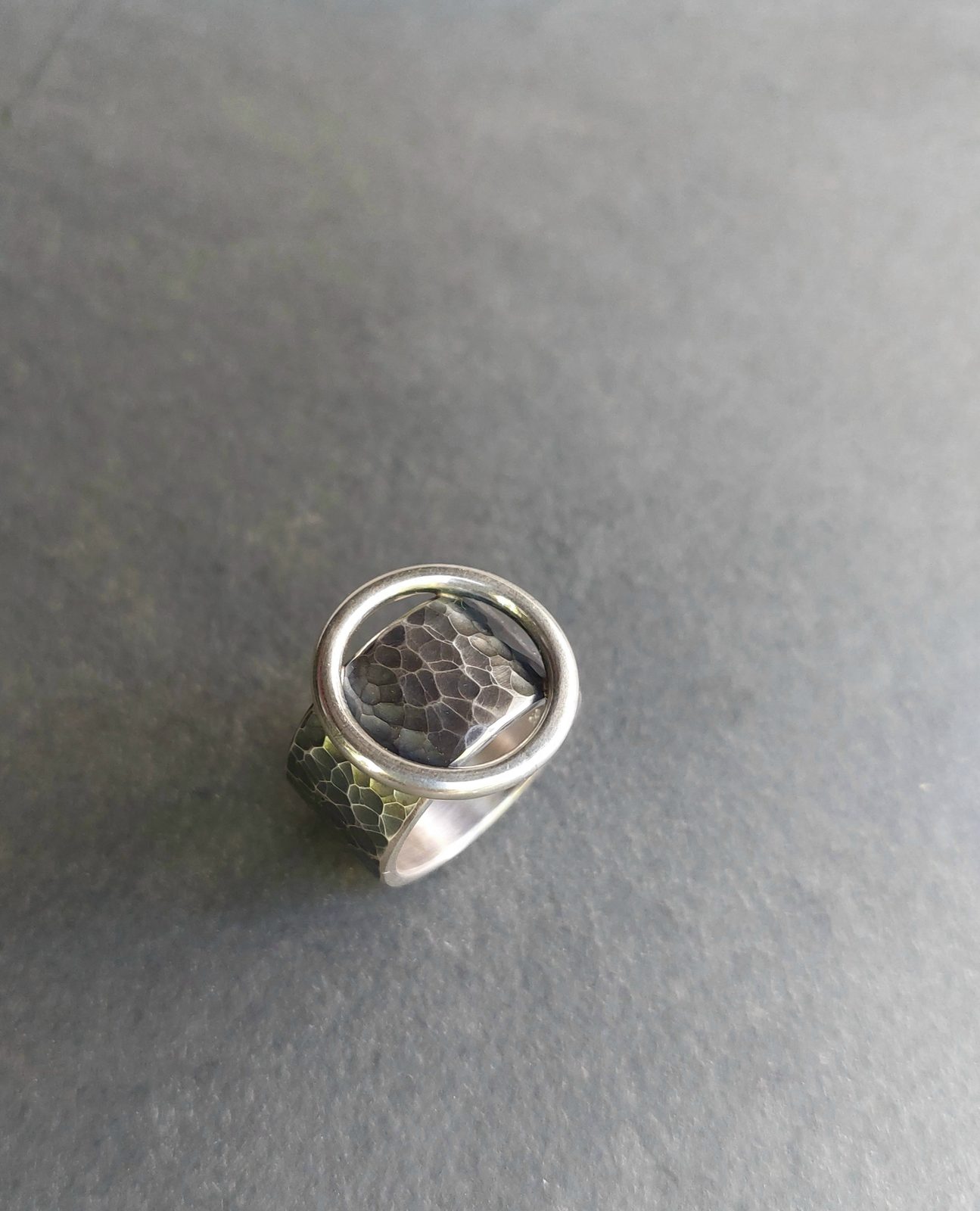 Bague en argent martelé