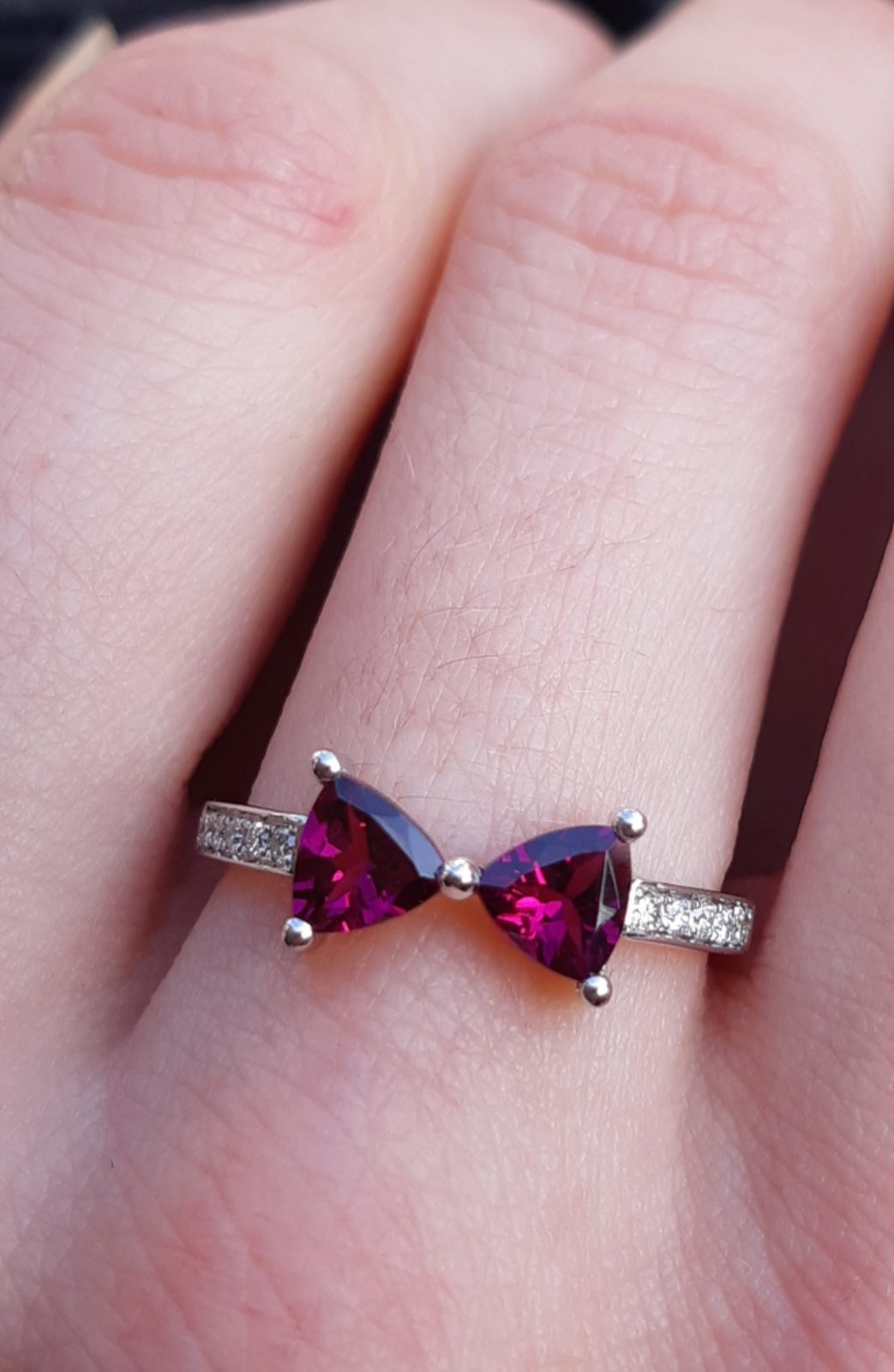 Bague nœud en or, deux pierres rouges et diamants