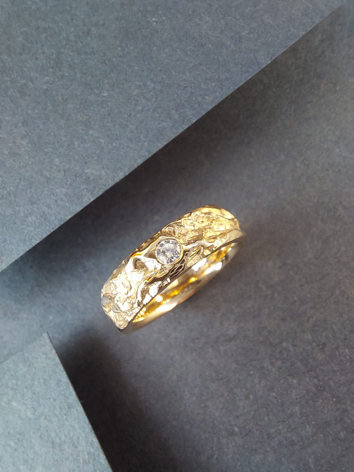 Bague en or texturé sertie d'un diamant