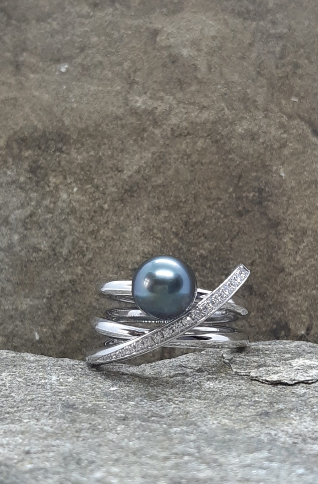 Bague en or, perle de Tahiti et ligne de diamants
