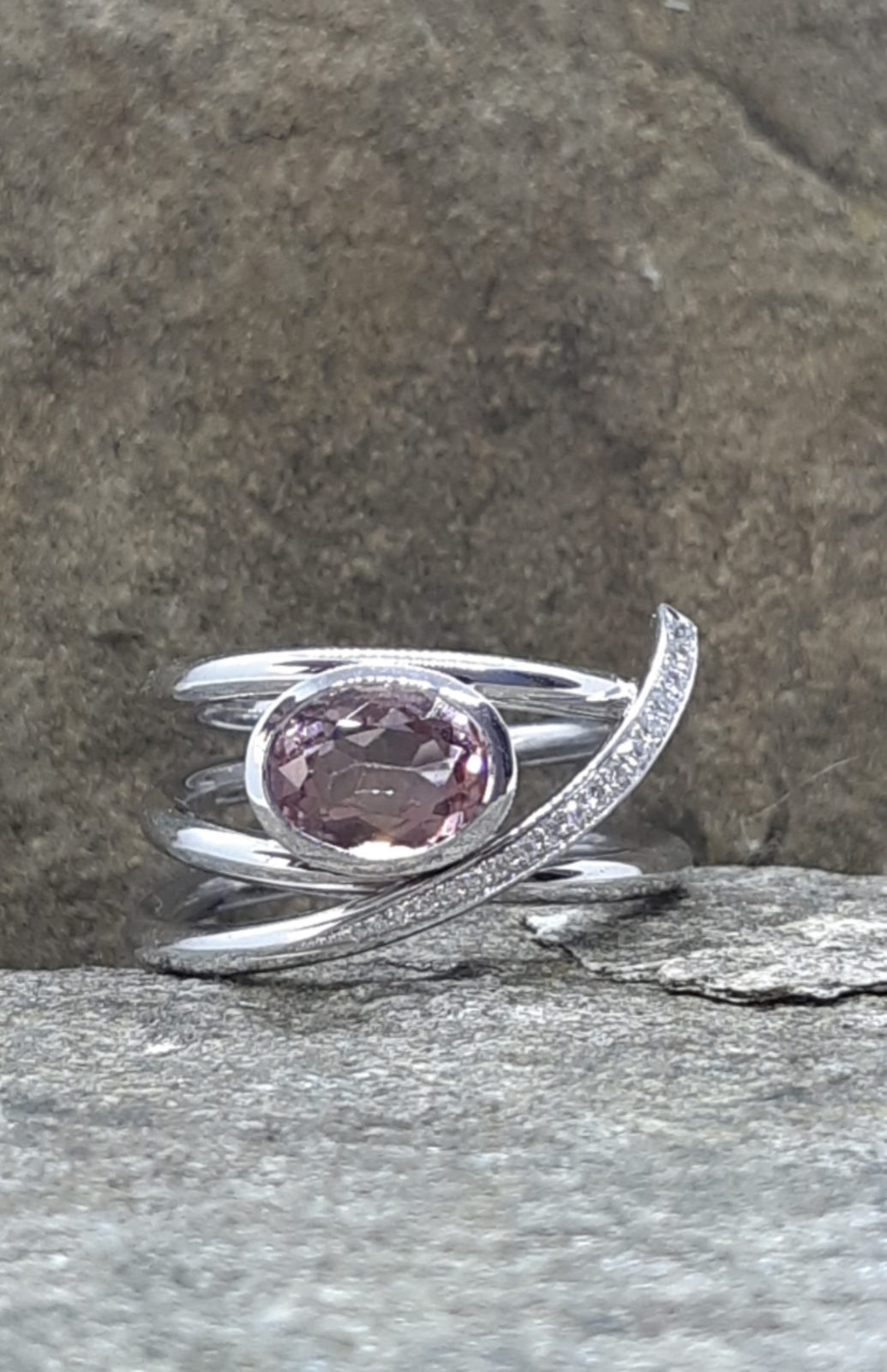 Bague en or sertie d'une pierre rose et d'une ligne de diamants