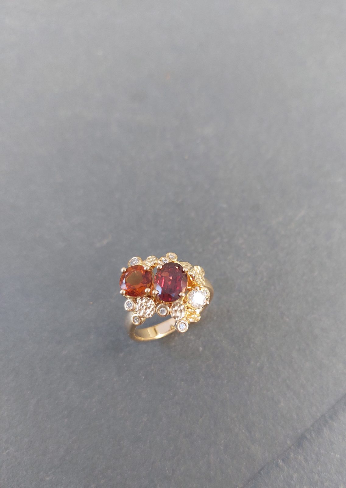Bague en or sertie de deux pierres rouges et de diamants