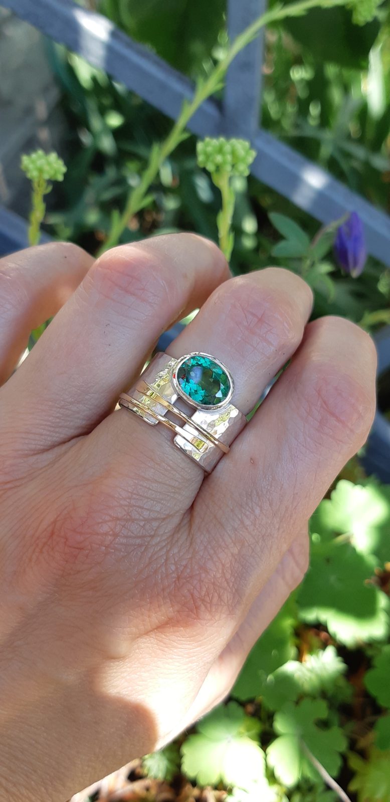 Bague martelée en argent et or sertie d'une tourmaline verte