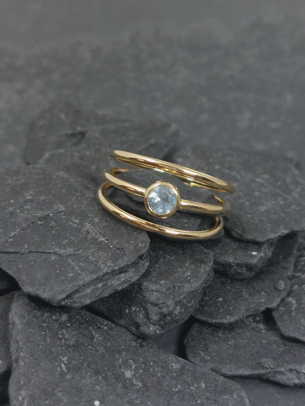 Bague trois anneaux en or sertie d'une topaze bleue
