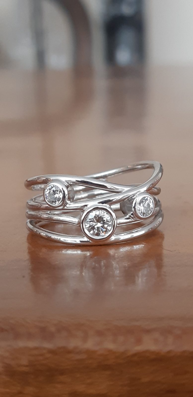 Bague en or à joncs entrelacés sertie de trois diamants