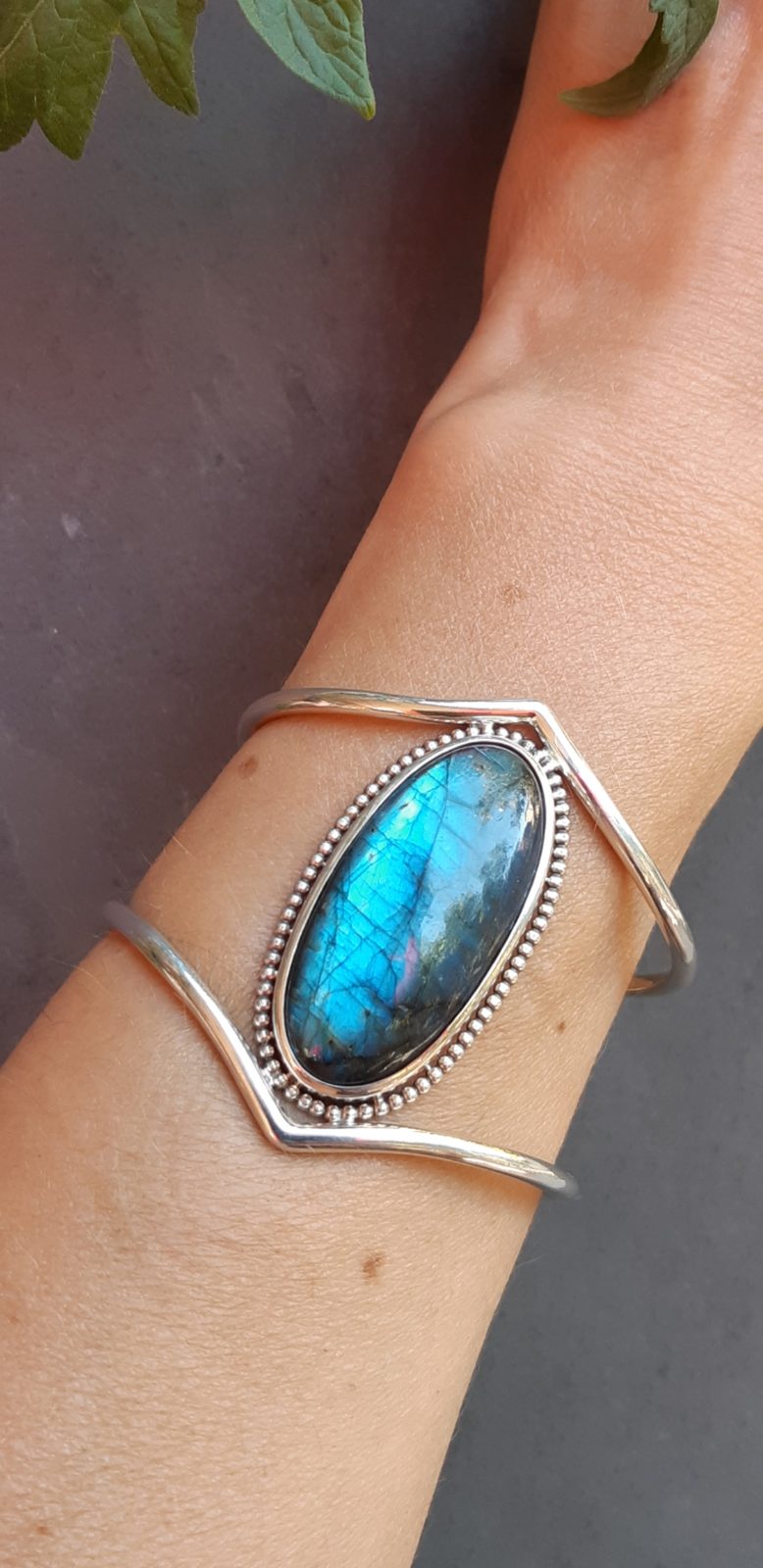 Bracelet jonc en argent serti d'une labradorite ovale