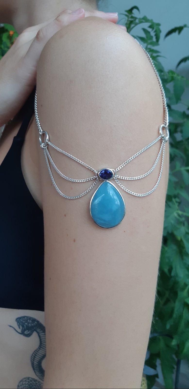 Collier drapé en argent, cabochon bleu et pierre violette