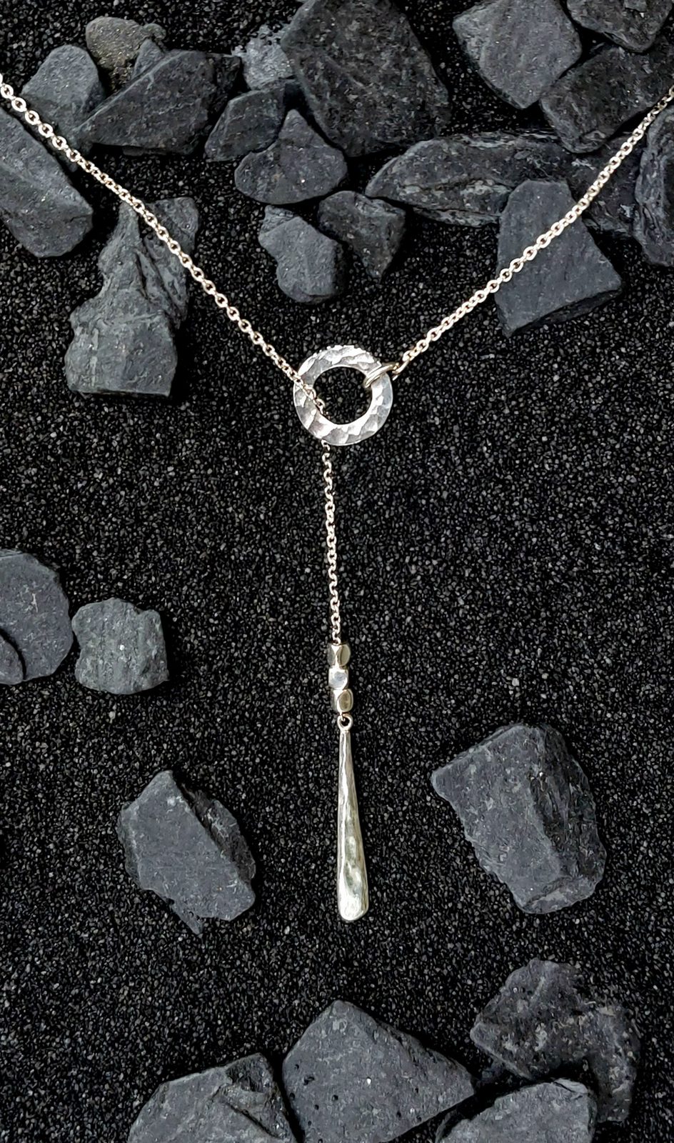 Collier lariat en argent martelé