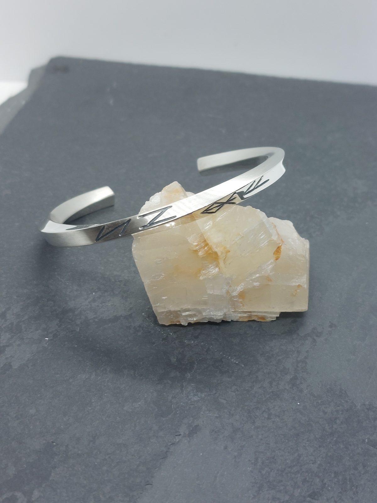 Bracelet jonc ouvert gravé