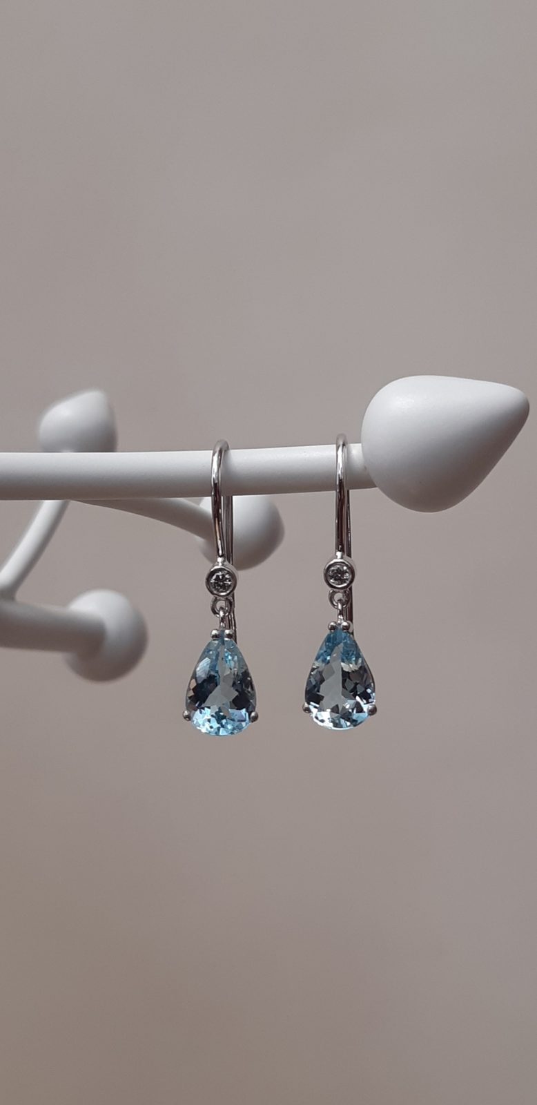 Pendants d'oreilles en or, diamants et aigues-marines en goutte