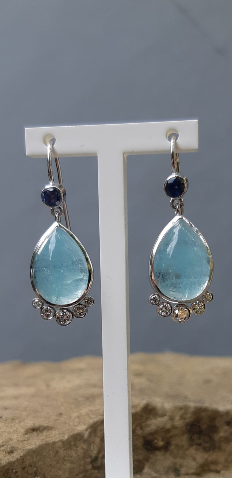Pendants d'oreilles, cabochons d'aigue-marine, saphirs et diamants