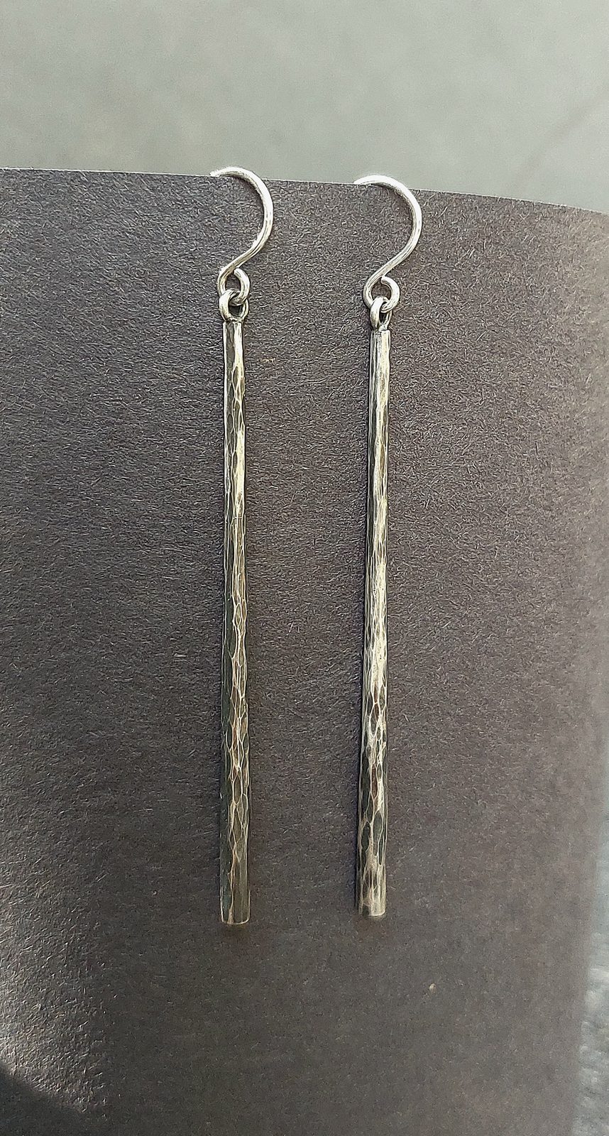 Pendants d'oreilles barres en argent martelé