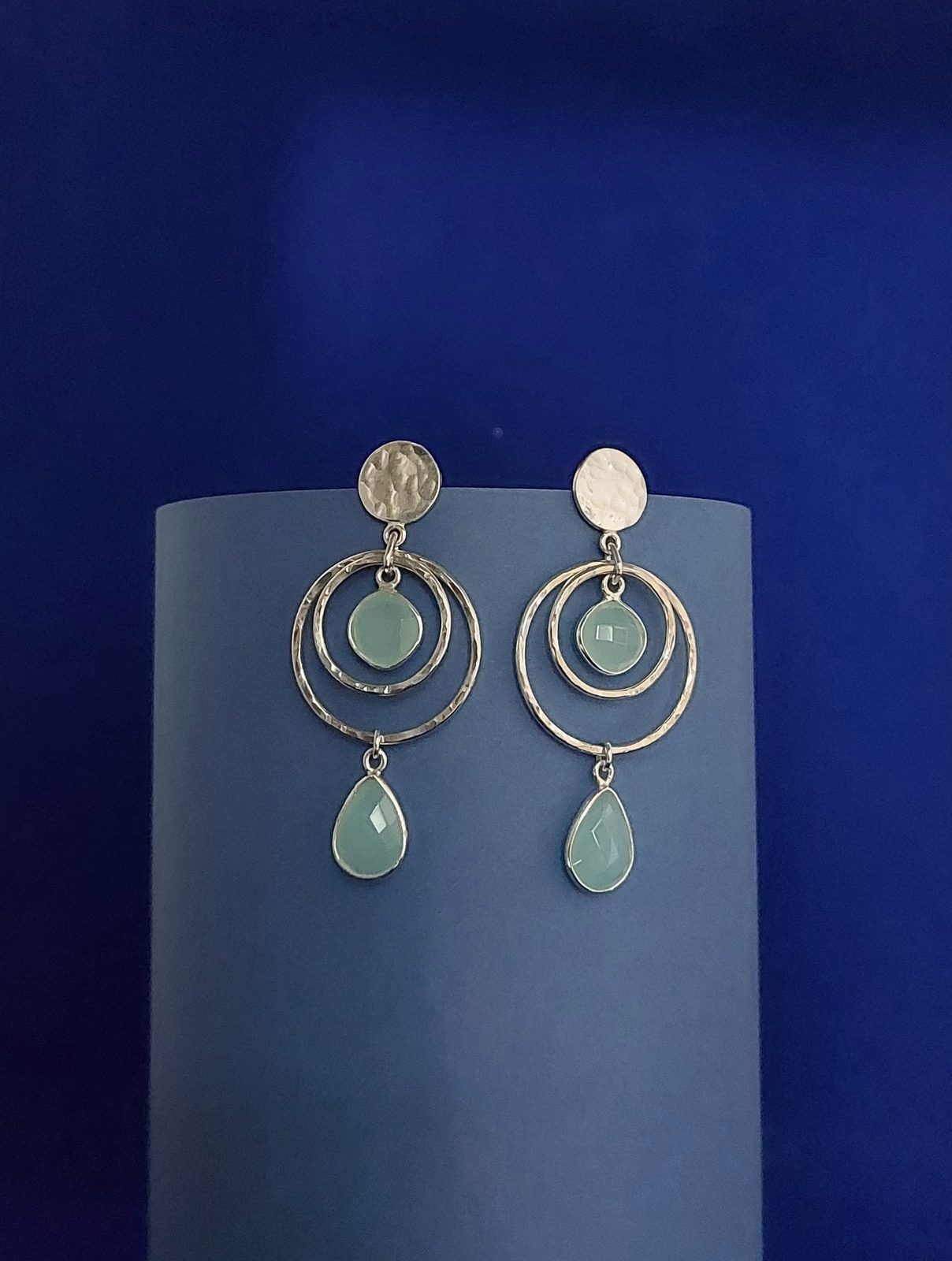 Pendants d'oreilles cercles en argent et calcédoines