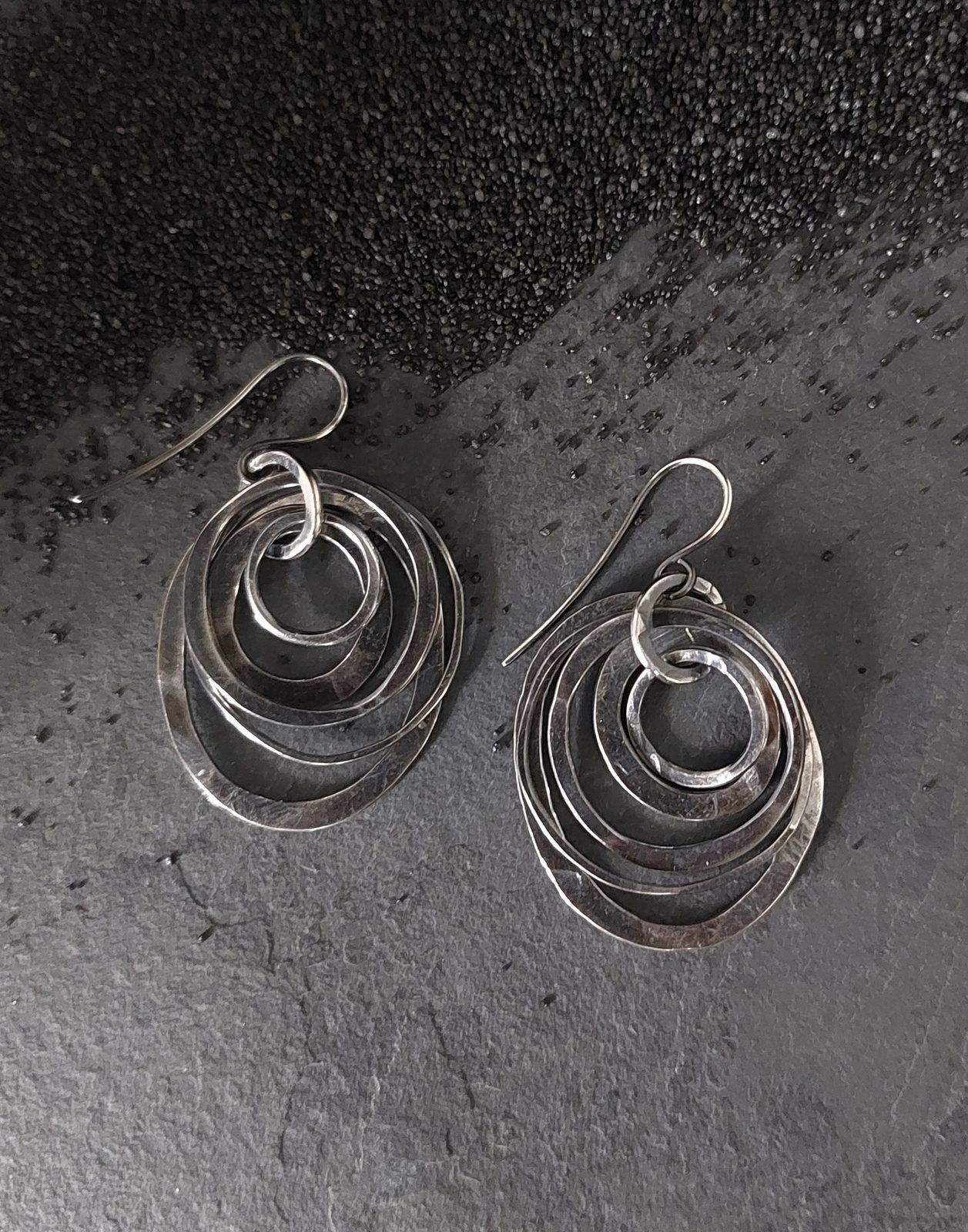 Pendants d'oreilles cercles concentriques en argent oxydé