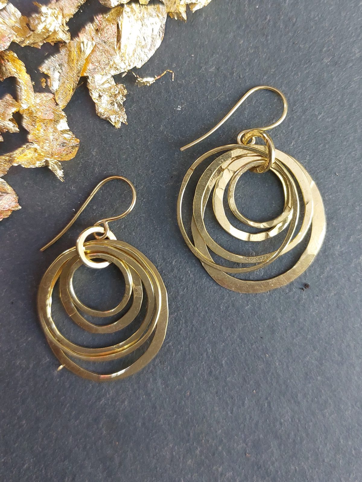 Pendants d'oreilles cercles martelés en or