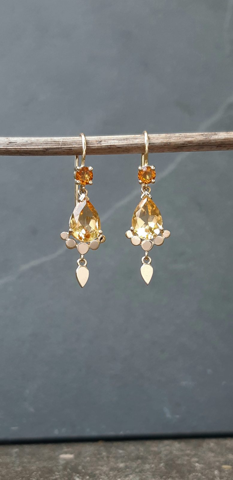 Pendants d'oreilles en or sertis de citrines
