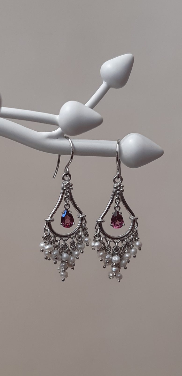 Pendants d'oreilles, pierre rose et grappes de perles