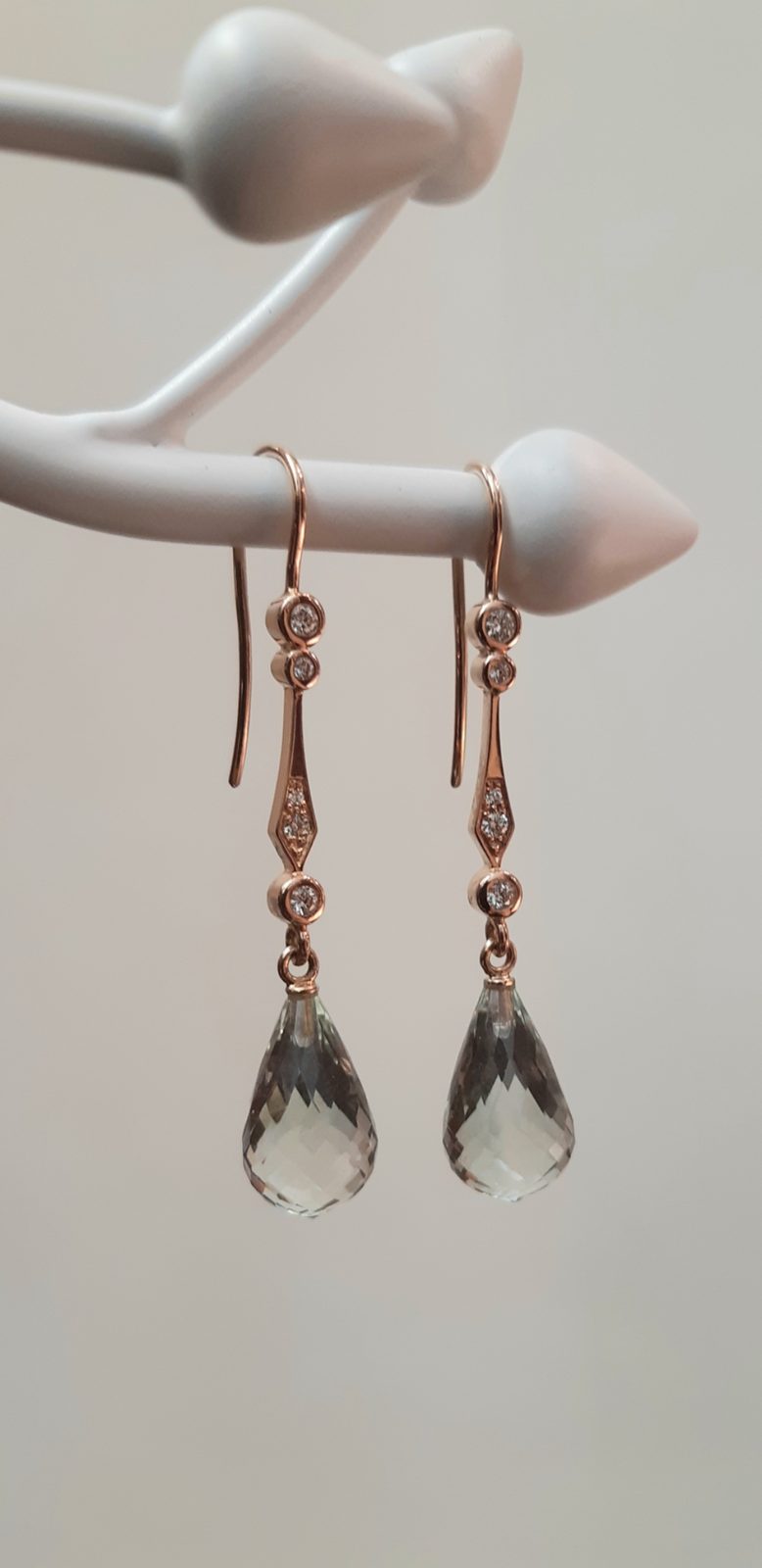 Pendants d'oreilles en or rose, diamants et gouttes de quartz vert