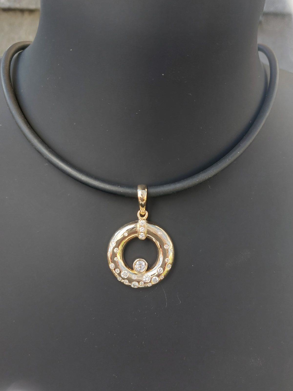 Pendentif cercle en or serti de diamants sur cordon