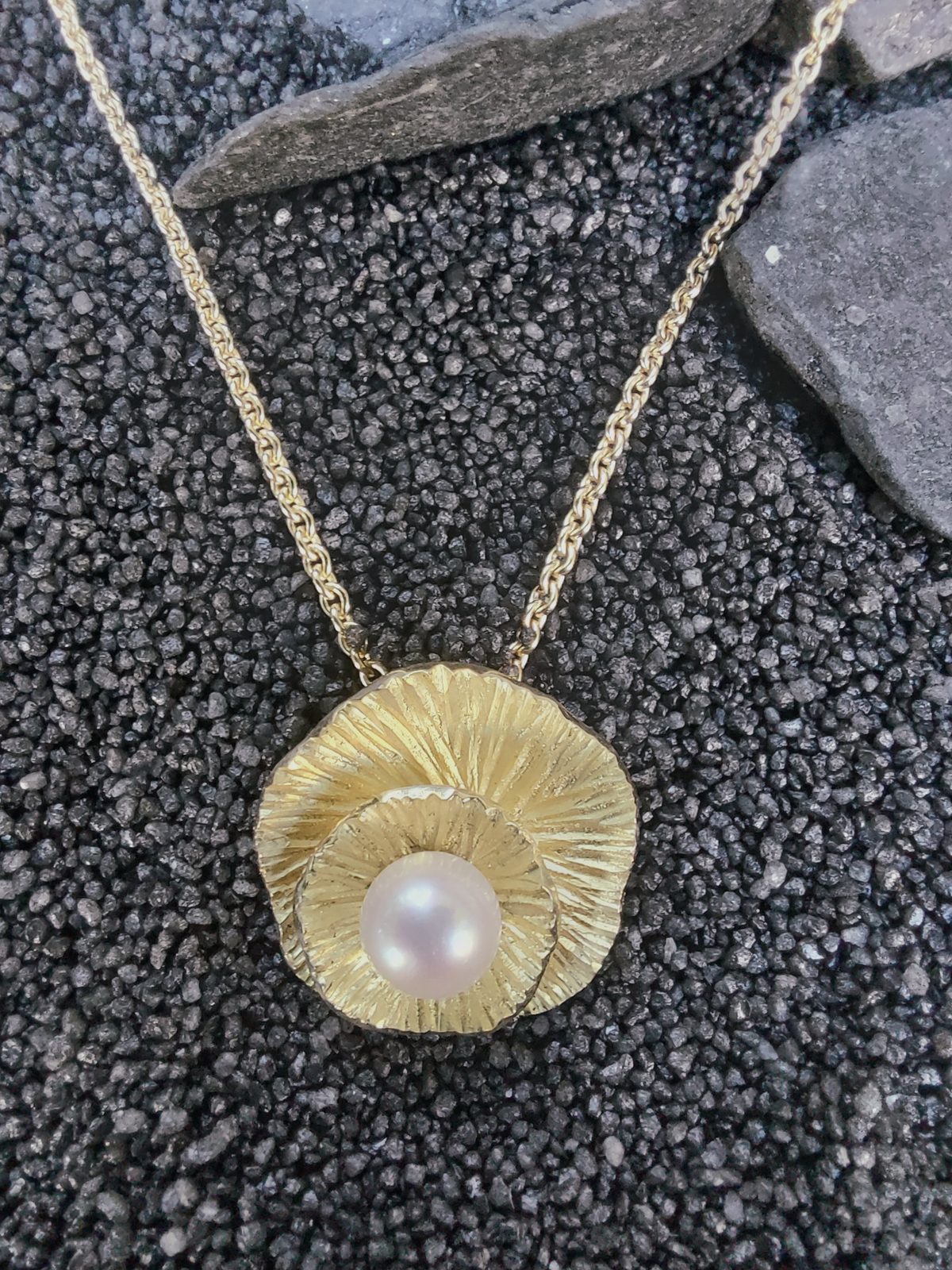 Pendentif coquillage en or et perle