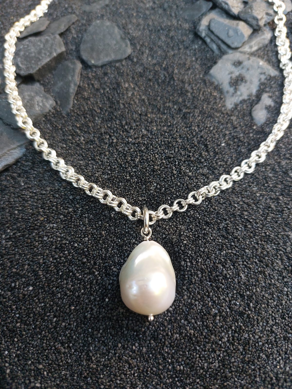 Pendentif perle baroque sur chaîne en argent — création Marine Brunner