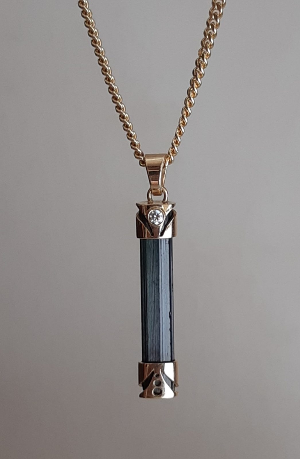 Pendentif en or serti d'une tourmaline noire et d'un diamant