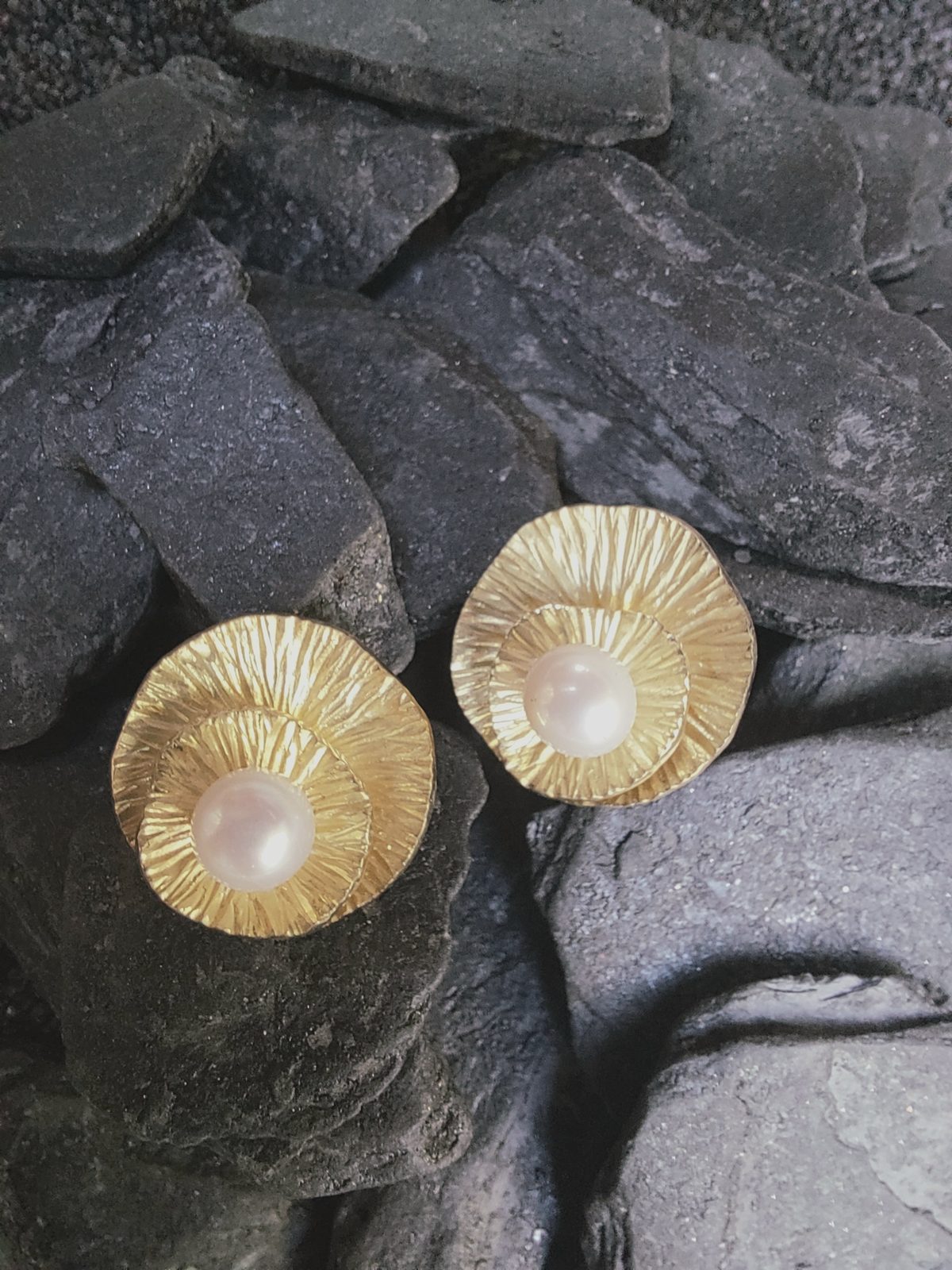 Puces d'oreilles coquillage en or et perles