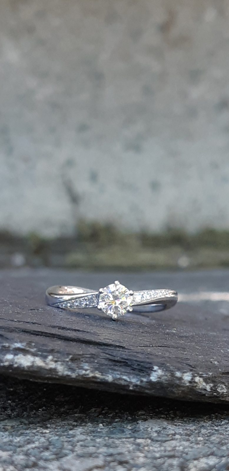 Solitaire en or serti d'un diamant, épaules pavées