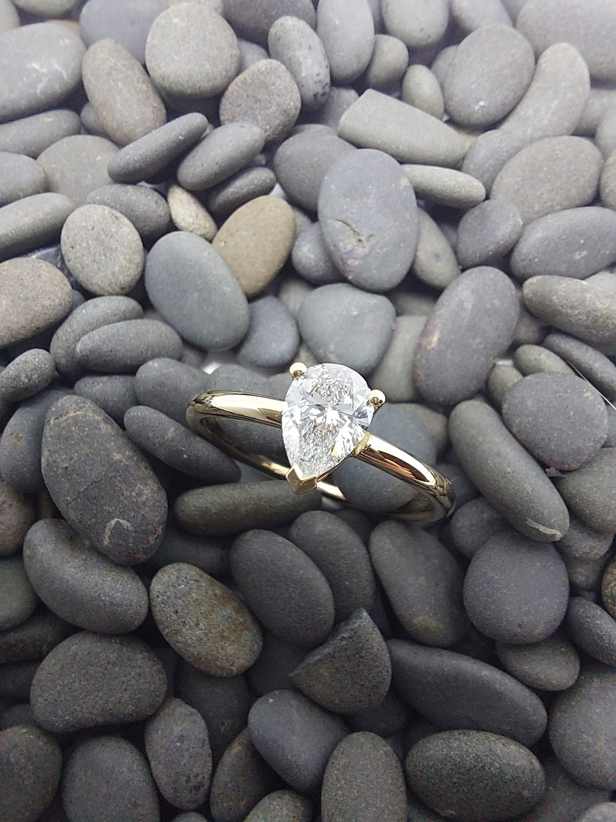 Solitaire poire en or réalisé sur mesure