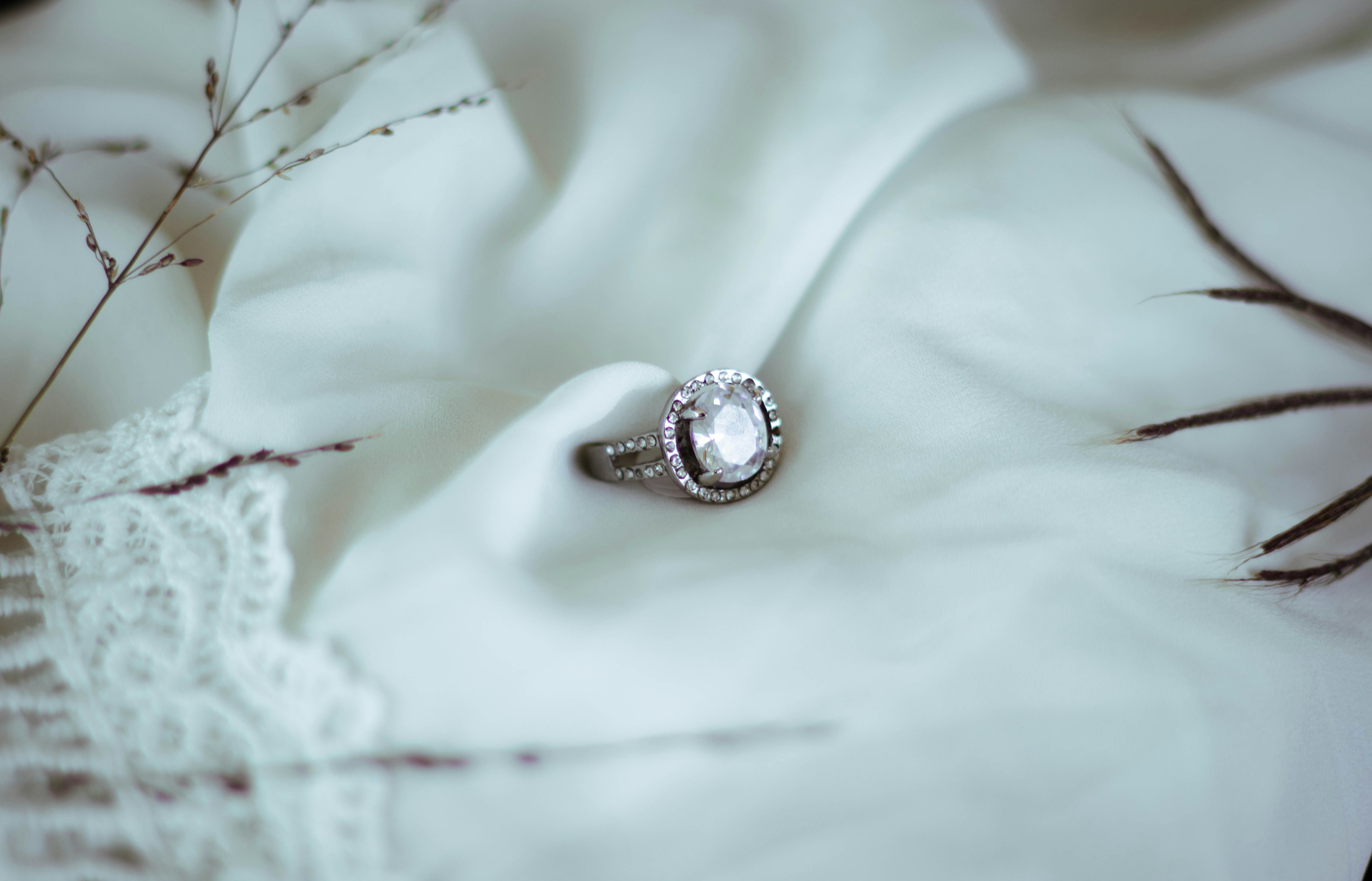 Bague halo vintage sur tissu blanc