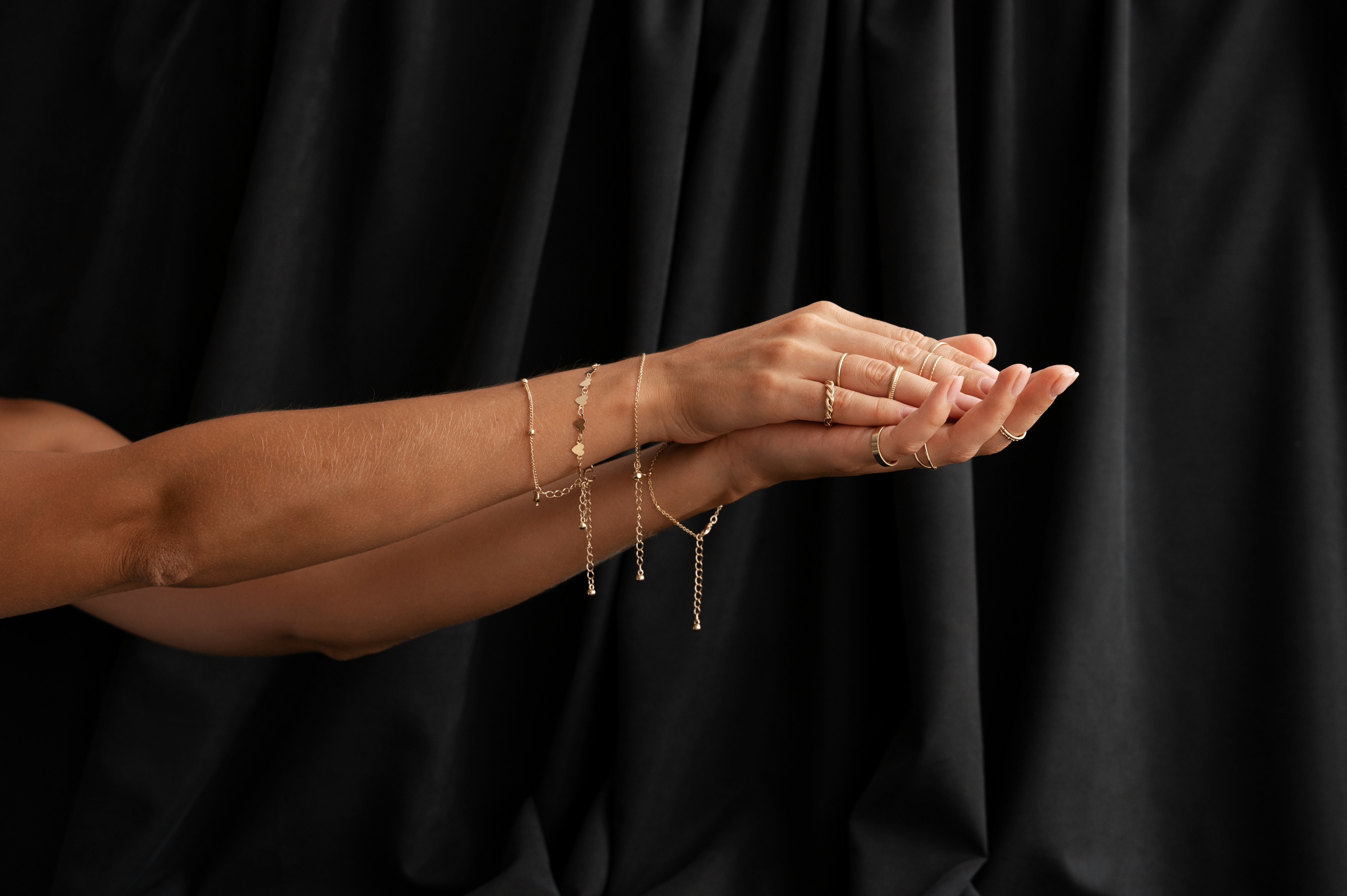 Bracelet et bagues en or portés
