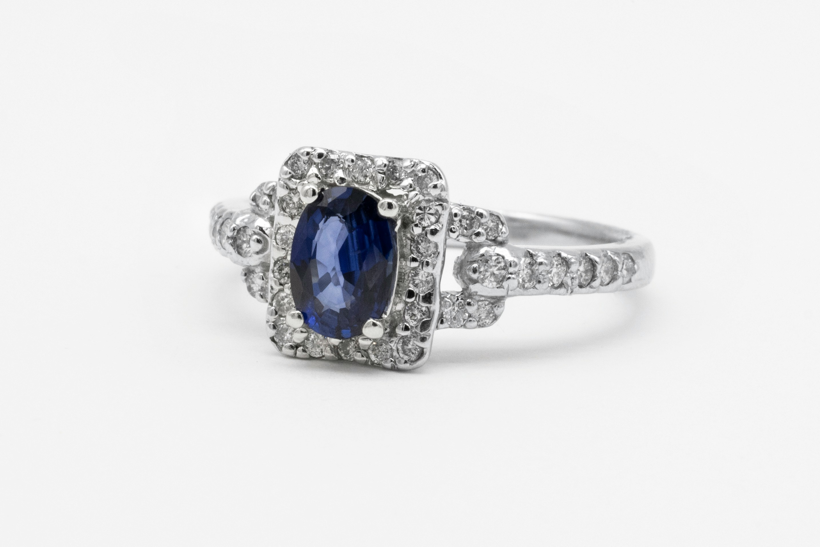 Bague saphir bleu halo diamants